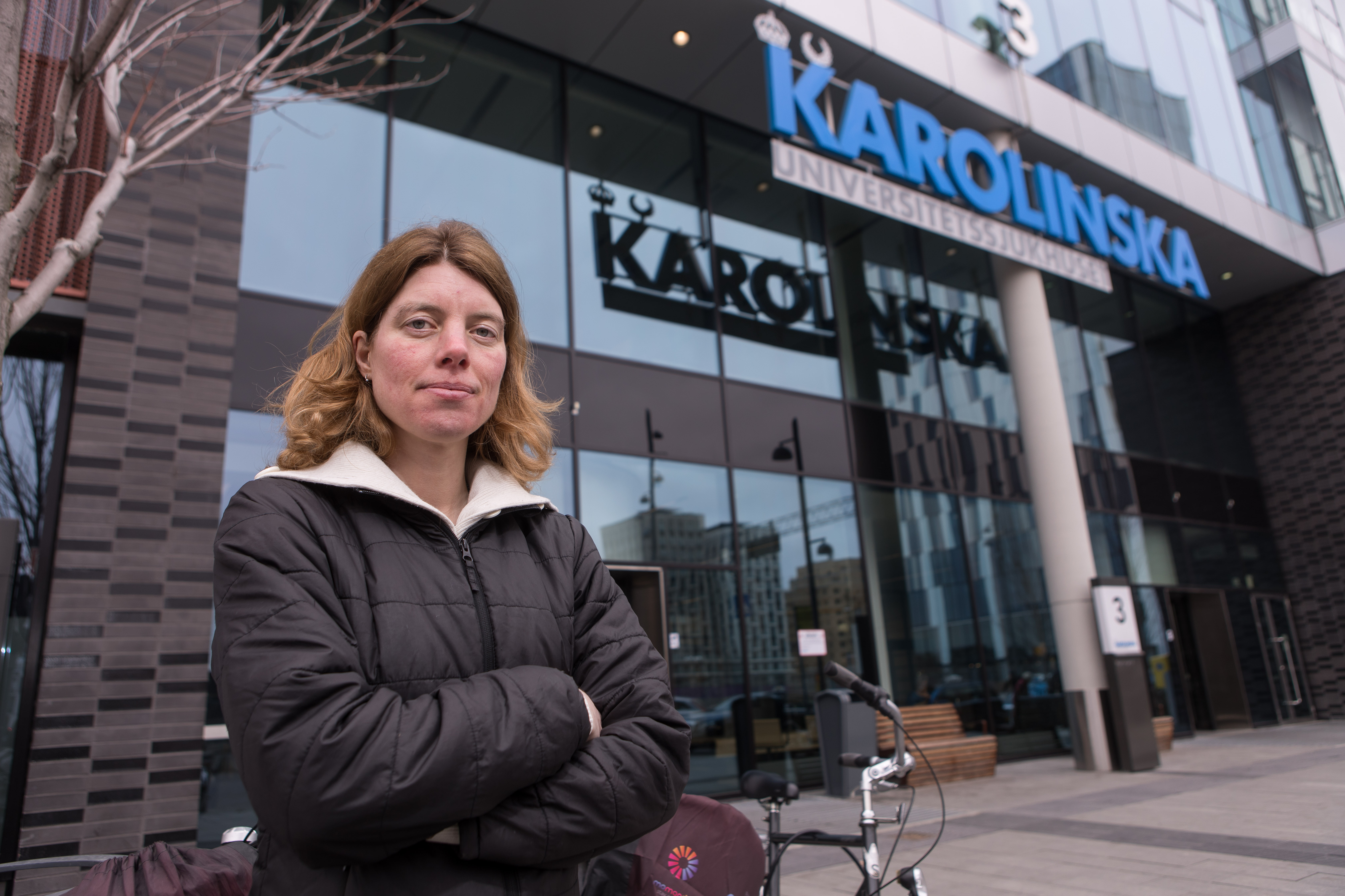 Anna Sehlin (V) utanför Nya karolinska sjukhuset. Foto. Erik Nordlund