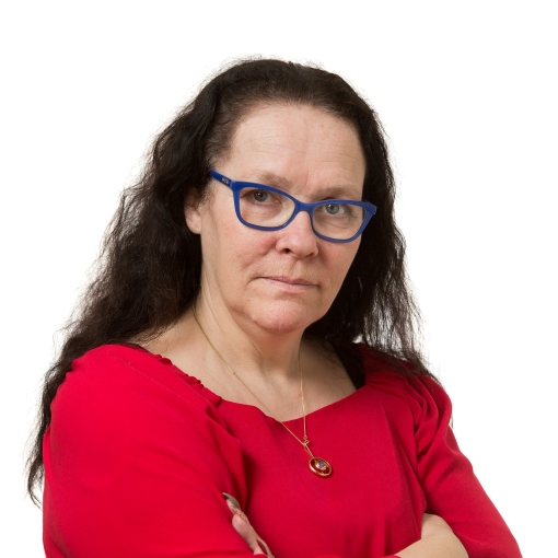 Marit Normasdotter står med armarna i kors i en röd tröja (Foto: Erik Nordlund)