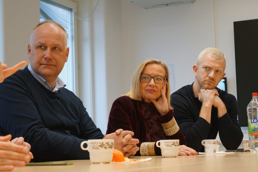 Jonas Sjöstedt, Karin Rågsjö och Jonas Lindberg ser bekymrade ut