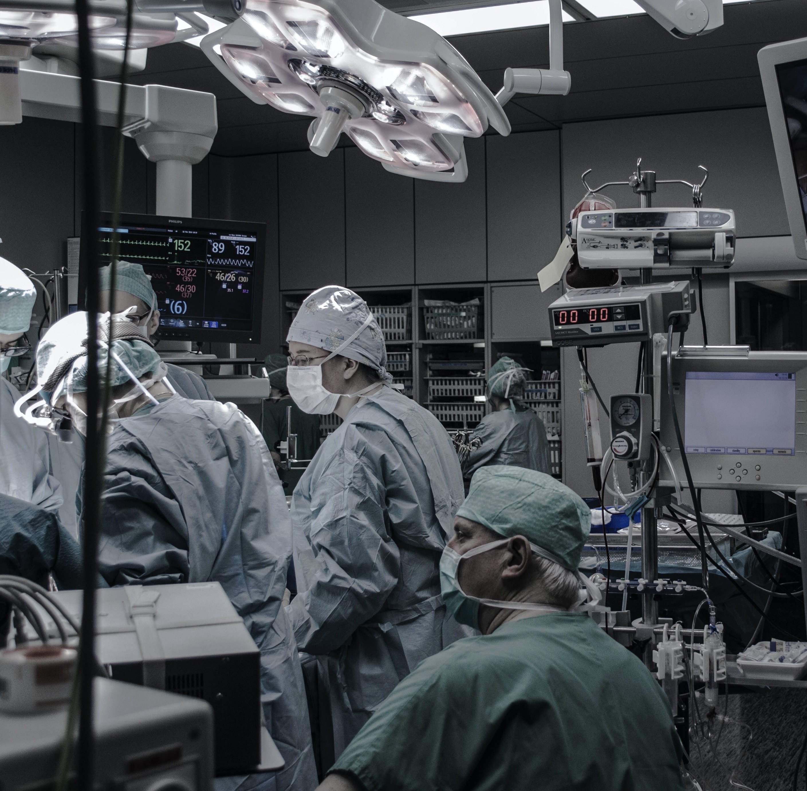 Bild på vårdpersonal i operationsrum