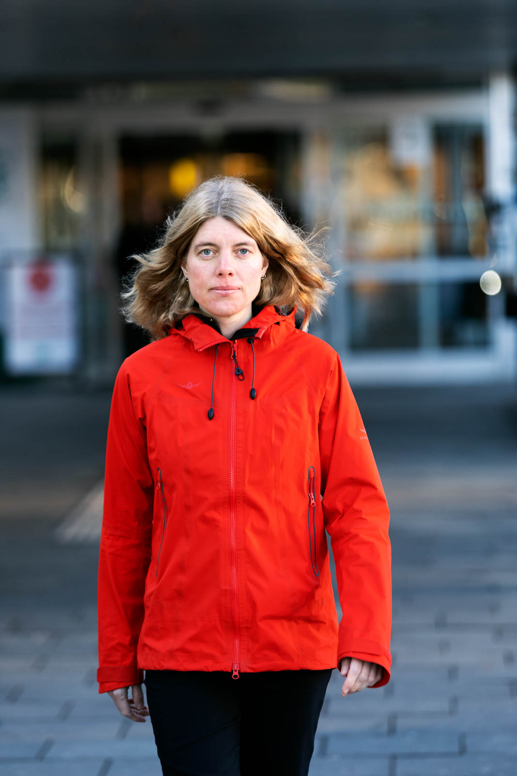 Anna Sehlin går mot kameran klädd i en röd jacka.