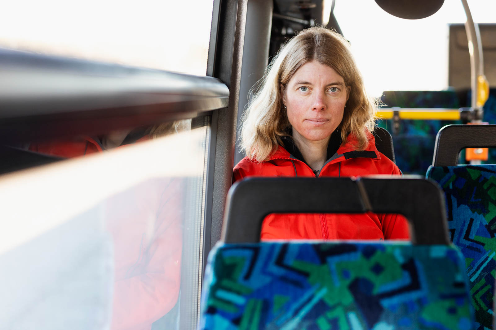 Bild på Anna Sehlin som sitter på en buss