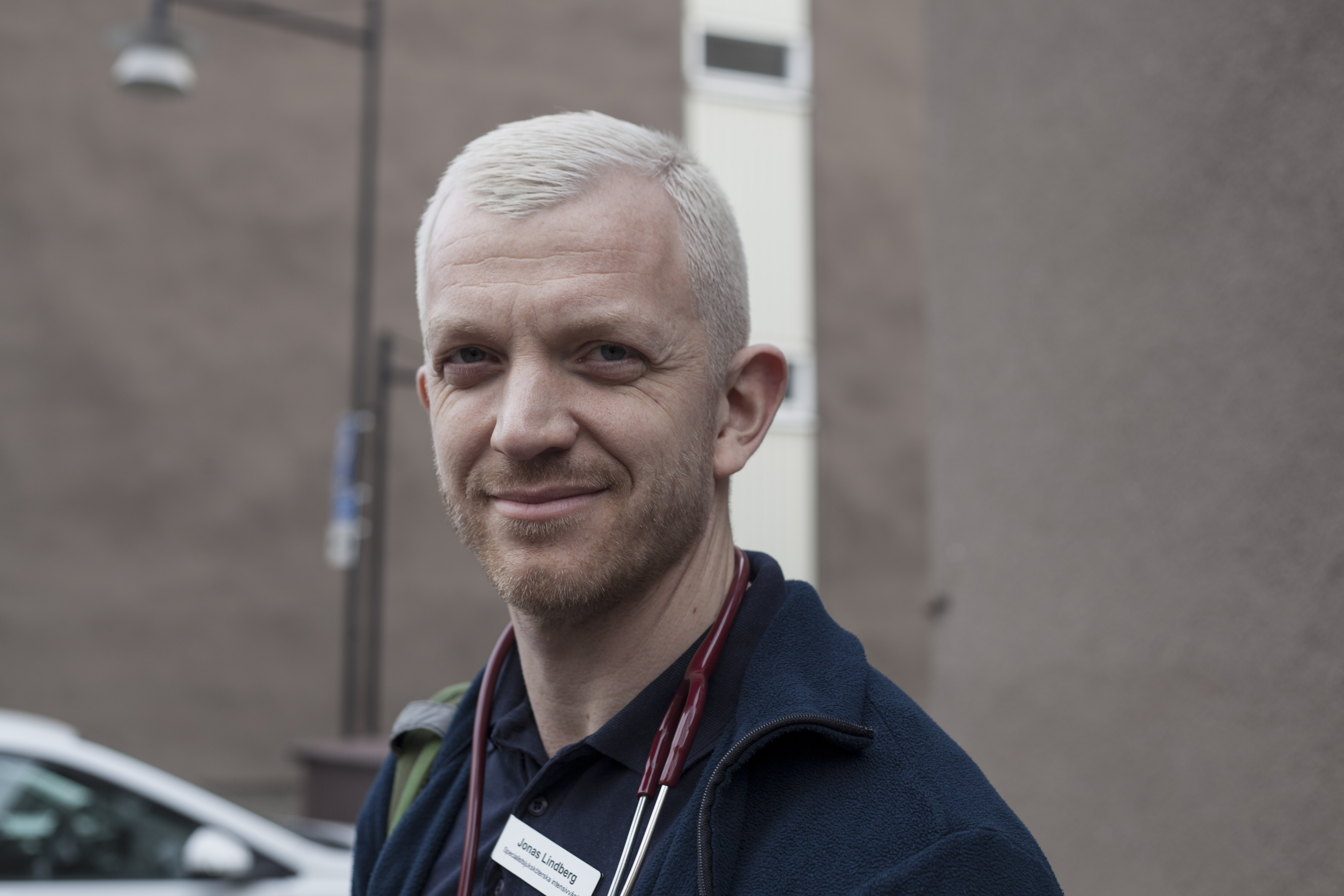 Jonas Lindberg i sina sjuksköterskekläder