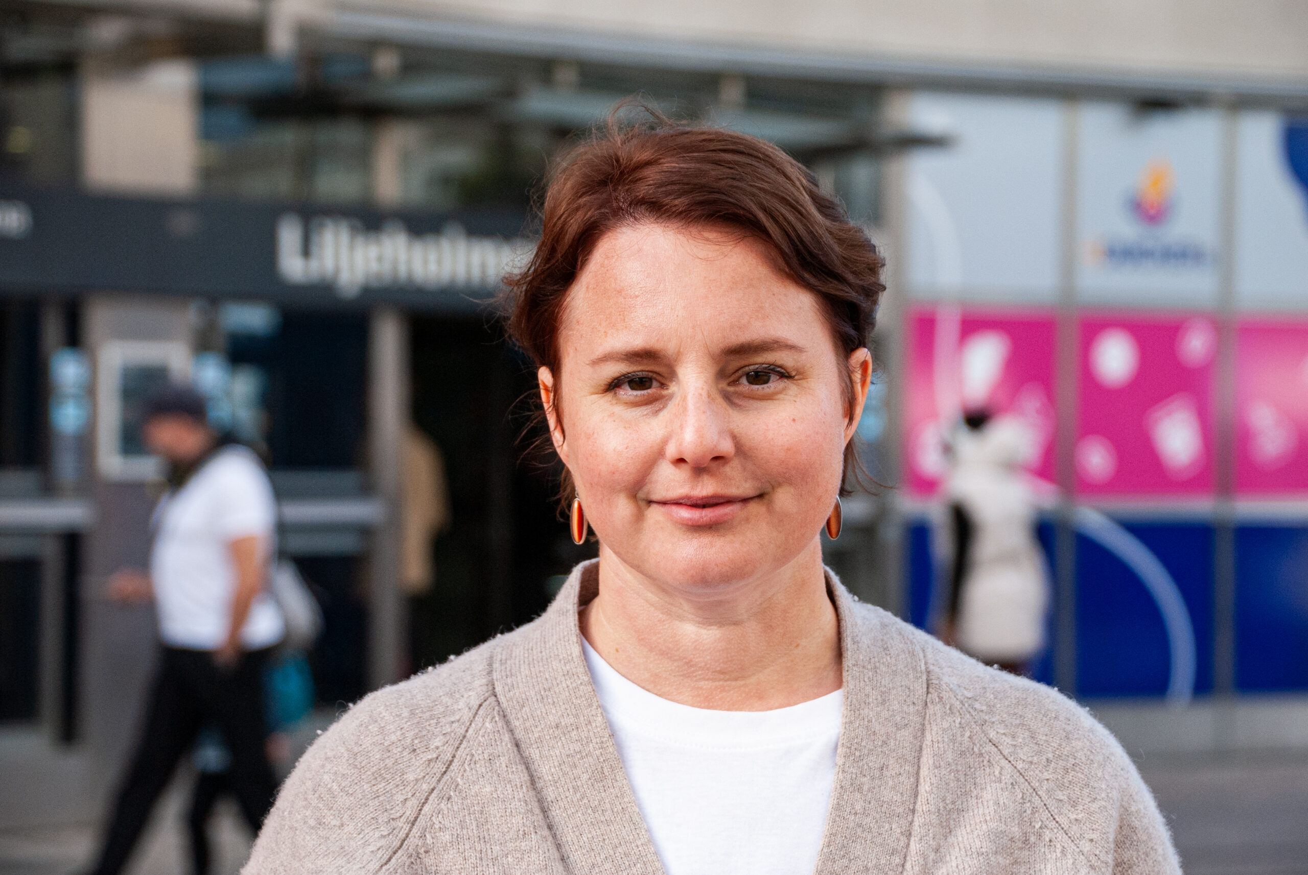 Lina El Yafi står framför Liljeholmens tunnelbaneingång