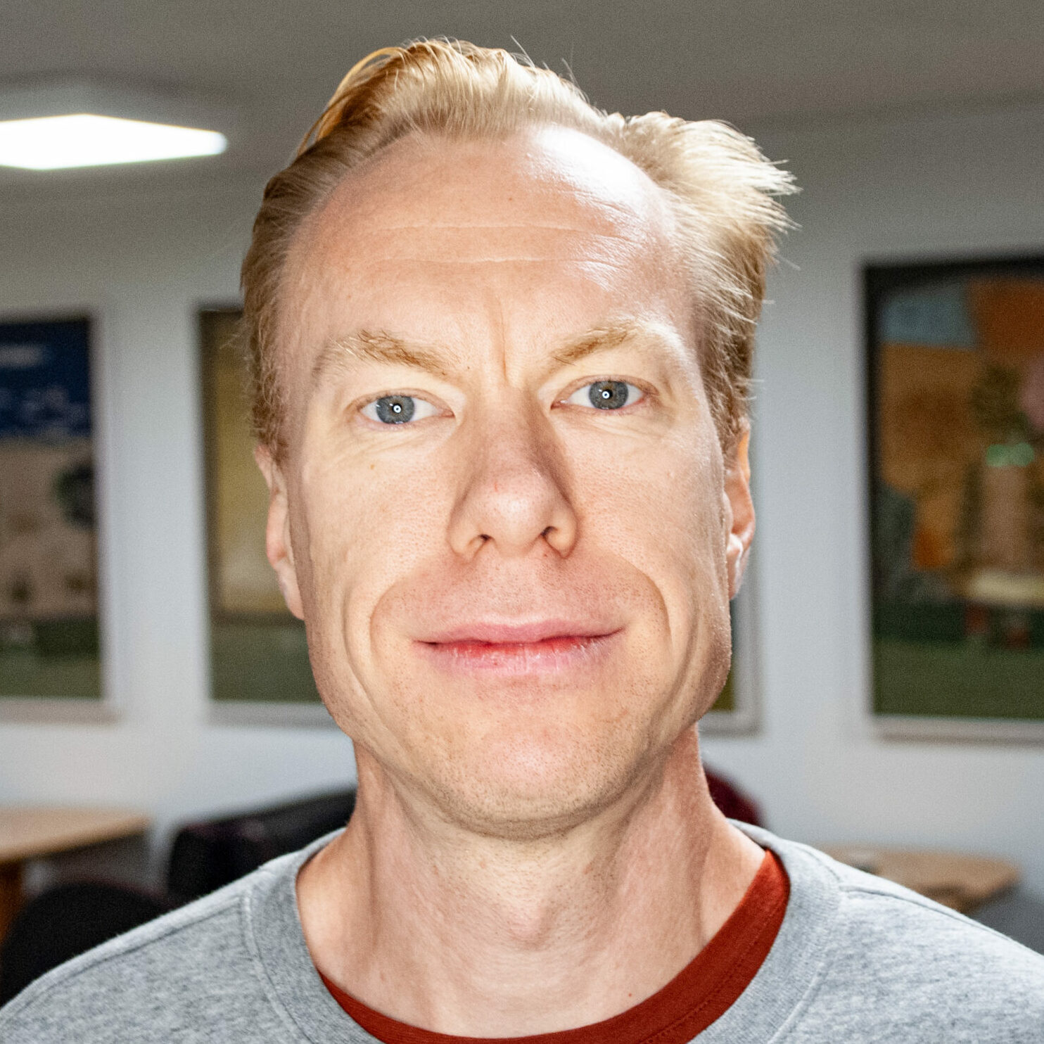 Jesper Wiklund tittar in i kameran. Han har en grå tröja på sig.