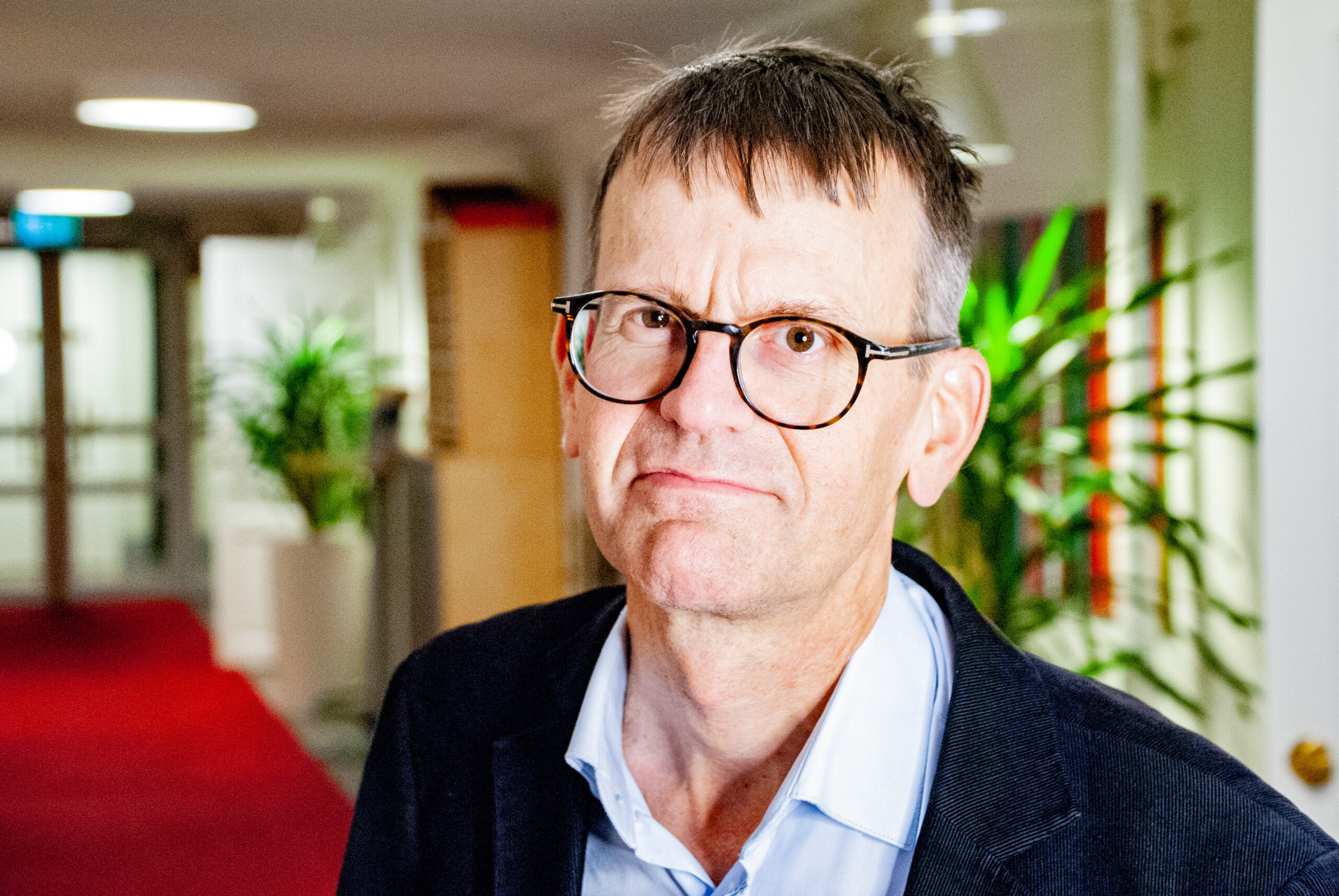 Porträtt av Johan Sanne som tittar in i kameran