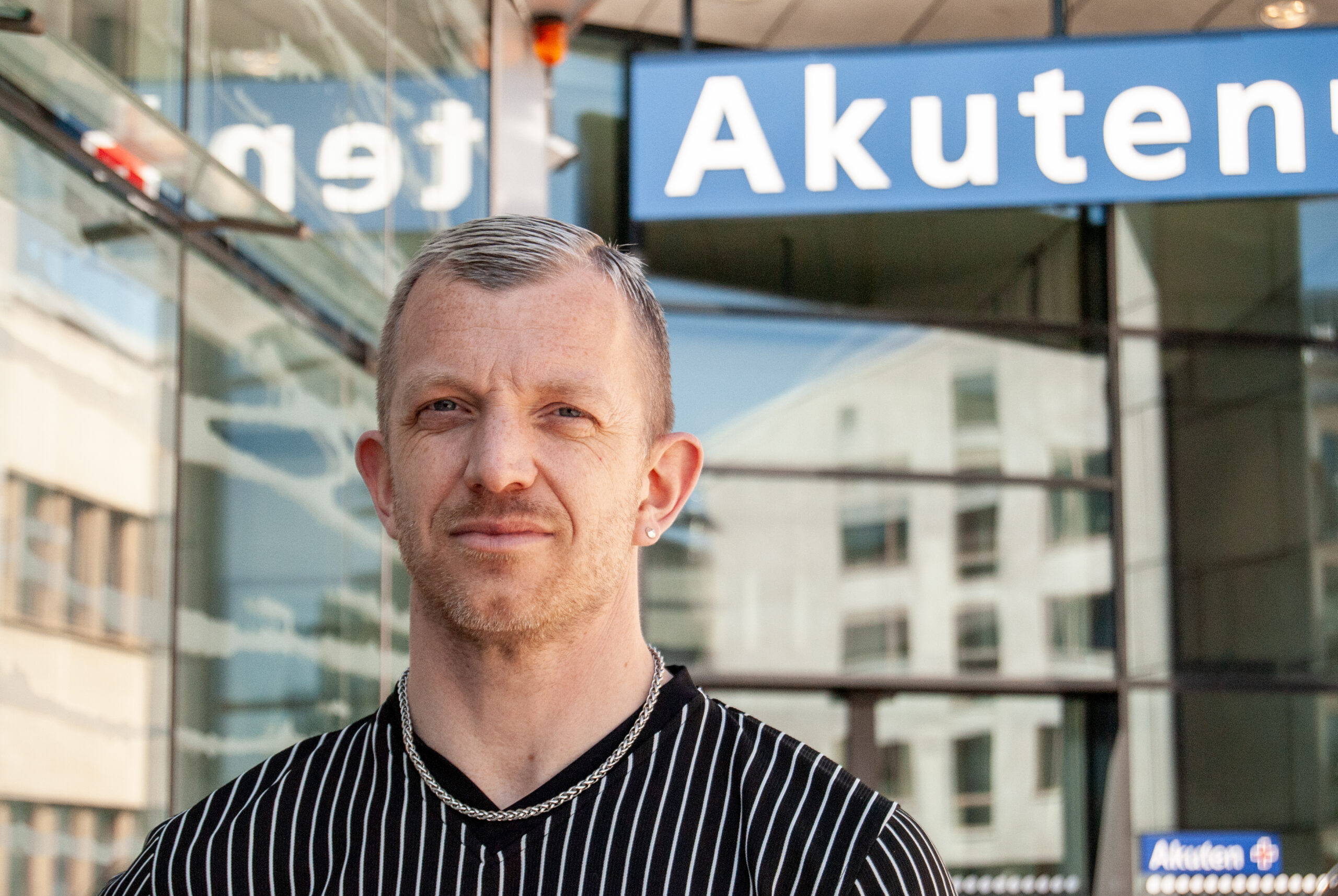 Jonas Lindberg står framför SöS akutmottagning