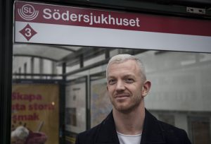 Jonas Lindberg framför Södersjukhusets busshållplats