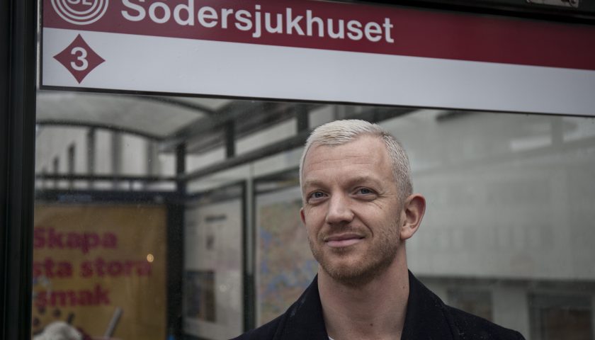 Jonas Lindberg framför Södersjukhusets busshållplats