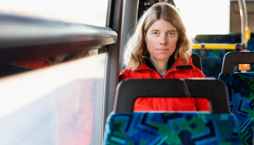 Bild på Anna Sehlin som sitter på en buss