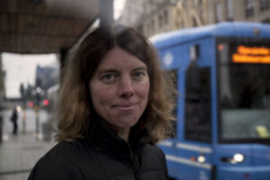 Anna Sehlin framför buss