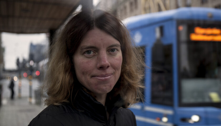 Anna Sehlin framför buss