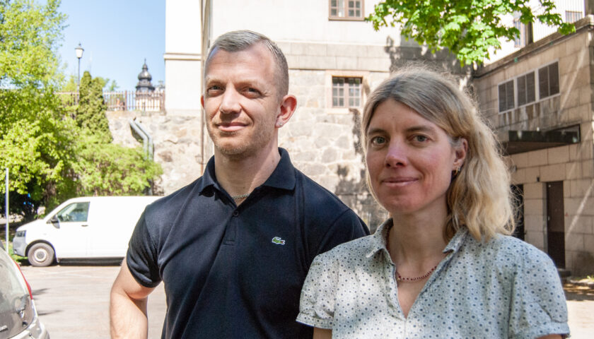 Anna Sehlin och Jonas Lindberg framför Landstingshuset i Stockholm