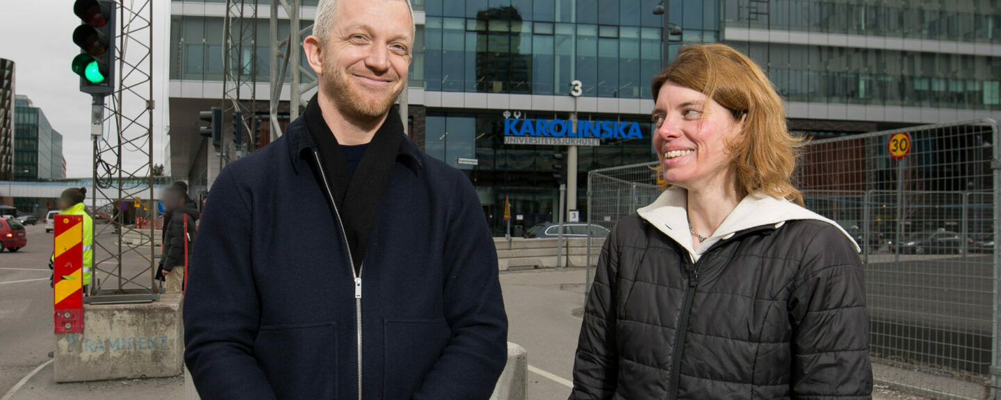V-Politikerna Jonas Lindberg och Anna Sehlin utanför Karolinska Sjukhuset. Vi ökar nu anslaget till vården.