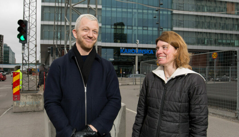 V-Politikerna Jonas Lindberg och Anna Sehlin utanför Karolinska Sjukhuset. Vi ökar nu anslaget till vården.