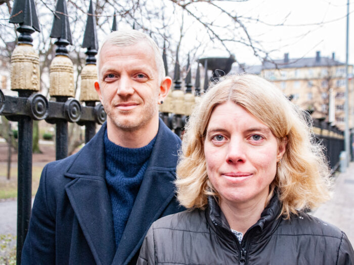 Anna Sehlin och Jonas Lindberg framför Landstingshusets staket