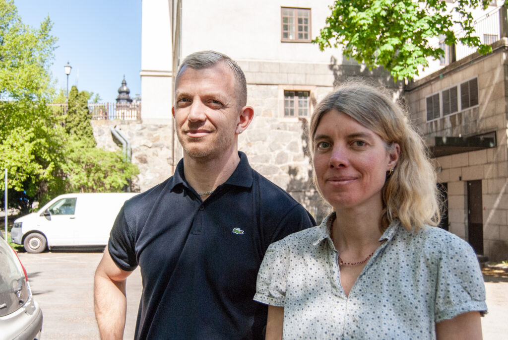 Anna Sehlin och Jonas Lindberg står utanför Landstingshuset i Stockholm